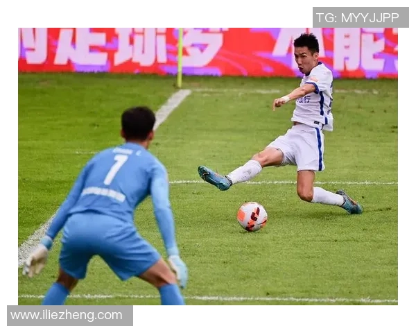 深圳足球队在足球团队协作排行榜中荣登第十名展现出强大团队精神与默契配合